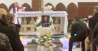 Disperazione ai funerali di Massimo, il bimbo morto in un incidente: "Sempre con noi la luce del tuo sorriso"